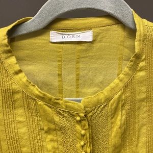 DOEN Crew neck lovely detail blouse size medium